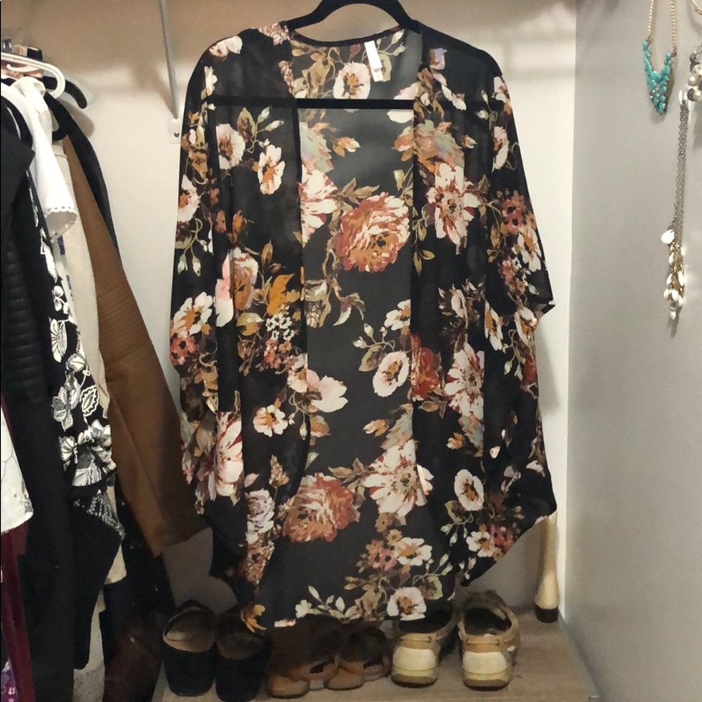 Dark floral kimono size M/L